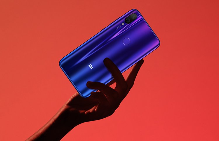 RED MI PLAY : casi neuf en très bon état (offert avec chargeur et écouteur)